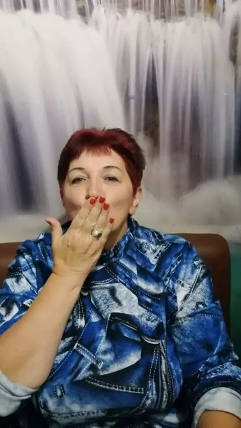 AI Video from prompt: a woman blows a kiss