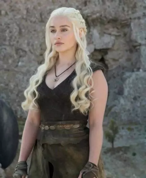 AI Video from prompt: Walking through the desert at full height