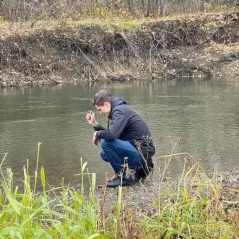 AI Video from prompt: Парень молотит себе по колену ладонью, исполняя 