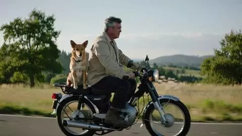 AI Video from prompt: Мужчина в возрасте 50 лет едет по дороге на мопе