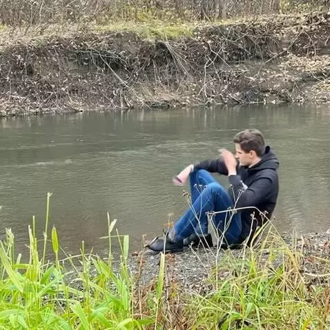 AI Video from prompt: Парень колотит себе по колену ладонью, исполняя 