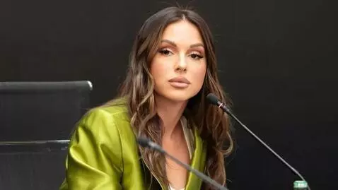 AI Video from prompt: ДЕВУШКА МЕДЛЕННО ПЕРЕВОДИТ ВЗГЛЯД НА КАМЕРУ