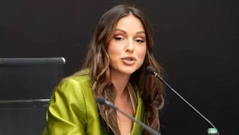 AI Video from prompt: оживить плавно без резких движений, ДЕВУШКА МЕДЛ