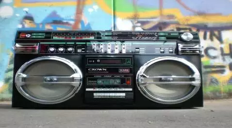 AI Video from prompt: мягкий вечерний свет стоит парень в темных солнц