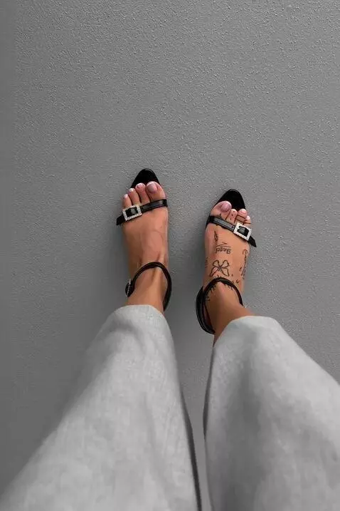 AI Video from prompt: A young woman in high-heeled sandals is walking 