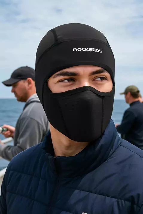 AI Video from prompt: seorang pria melihat kekiri dan kekanan sambil m