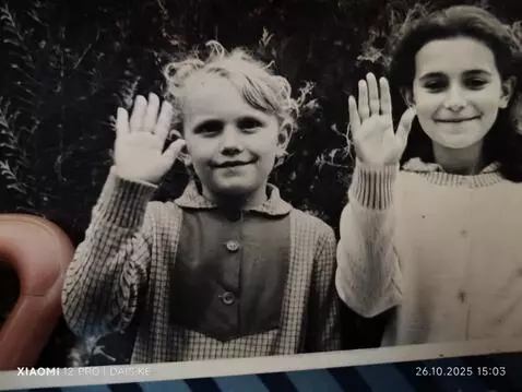 AI Video from prompt: Люди из фото передают привет