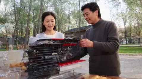 AI Video from prompt: Mazda CX-5 «крутился» в руке как игрушка или мод