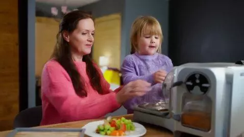 AI Video from prompt: Злая Мачеха дает Золушке задание, используя толь