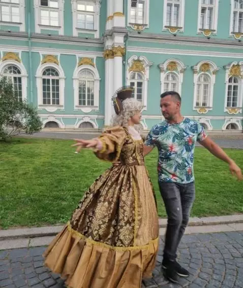 AI Video from prompt: Реалистичное видео где мужчина танцует вальс с д