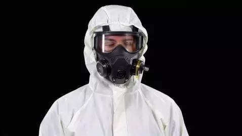 AI Video from prompt: сгенерируй видео где человек на черном фоне в ко