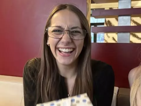 AI Video from prompt: У девушки в руках появляется подарок , взрываютс