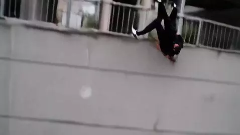 AI Video from prompt: پارکور کاری که از ارتفاع بلند بر اثر اشتباه میوف