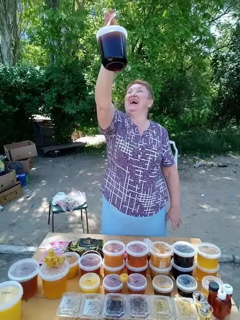 AI Video from prompt: Машет рукой прыгает наверх банок банки разлетают