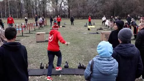 AI Video from prompt: человек в красном выбрасывает из руки микрофон и