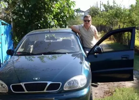 AI Video from prompt: Человек садится в машину и едет по дороге и в эт