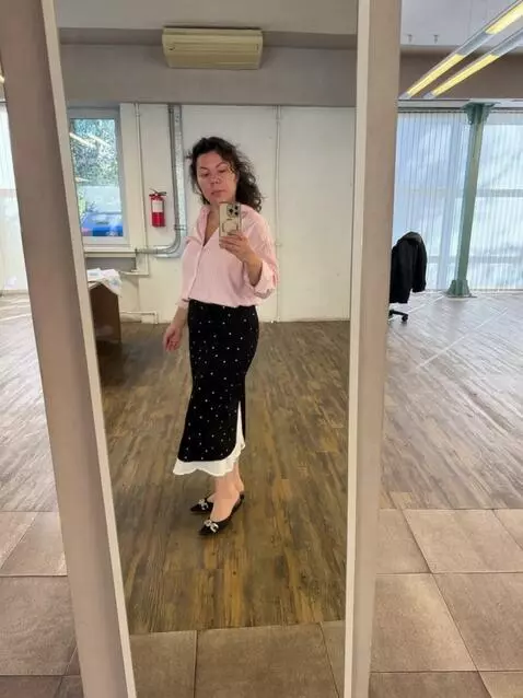 AI Video from prompt: This woman starts waltzing.