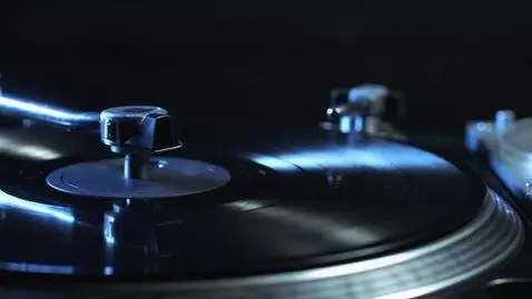 AI Video from prompt: Крупный план тонарма, опускающегося на вращающий