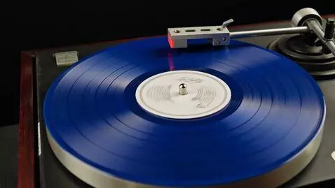 AI Video from prompt: Крупный план тонарма, опускающегося на вращающий