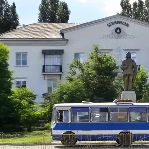 AI Video from prompt: Огромные волны цунами поднимают вверх автобус и 