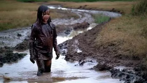 AI Video from prompt: девушка вся в грязи идет