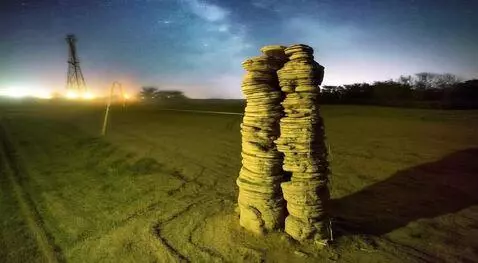 AI Video from prompt: Convierte esta foto en un vals donde baila la si