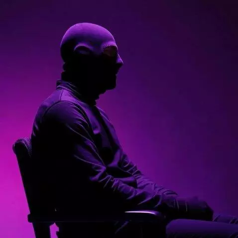 AI Video from prompt: Мужчина в маске кивает, глубоко вздыкает, пожима