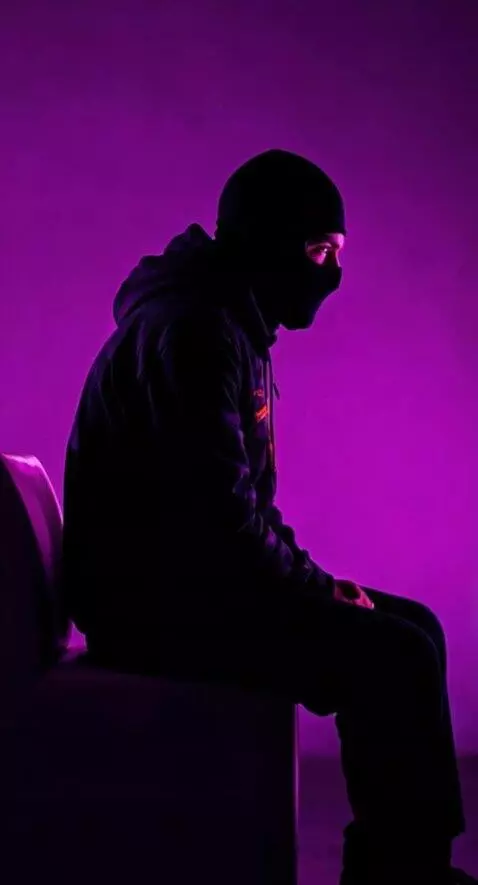 AI Video from prompt: Мужчина в маске кивает, глубоко вздыкает, пожима