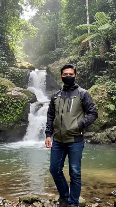 AI Video from prompt: buat model seperti sedang memperagakan jaket yan