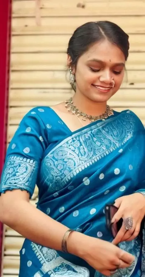 AI Video from prompt: Hands raised up, no clothes, showing armpits,swe