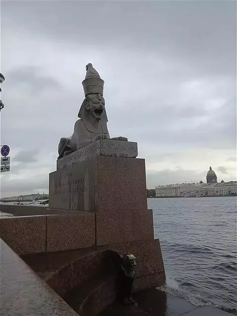 AI Video from prompt: Каменный сфинкс оживает рычит и прыгает в воду