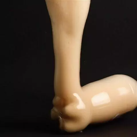 AI Video from prompt: Крышка откручивается и улетает. Огромный фонтан 