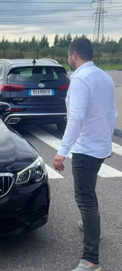 AI Video from prompt: Реалистичное видео где мужчина садиться в Мерсед