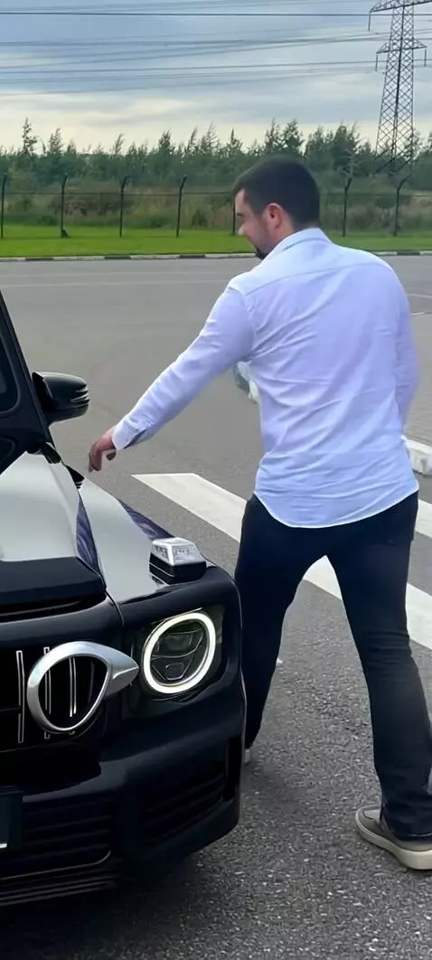 AI Video from prompt: Реалистичное видео где мужчина садиться в Мерсед