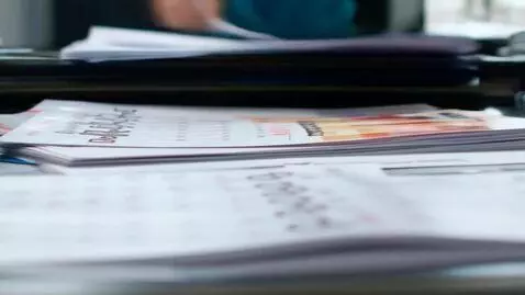 AI Video from prompt: Scene in a modern printing house at the start of