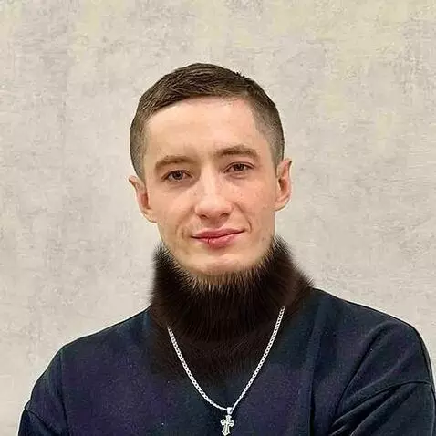 AI Video from prompt: Лицо этого человека быстро заросло шерстью как у