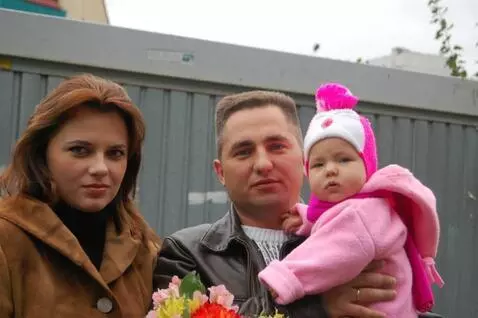 AI Video from prompt: Everyone is looking at the camera. The man is ro