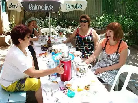 AI Video from prompt: женщины пьют чай и общаются