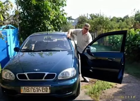 AI Video from prompt: Мужчина отходит от машына и смотрит как она тран