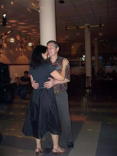 AI Video from prompt: женщина с мужчиной танцуют медленный танец