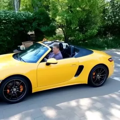 AI Video from prompt: Машина уезжает