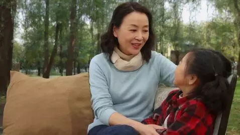 AI Video from prompt: Я смотрю на фотографию, которую он прислал из Ар