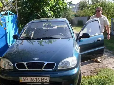 AI Video from prompt: Мужчина отходит от машыны и смотрит как ланос тр