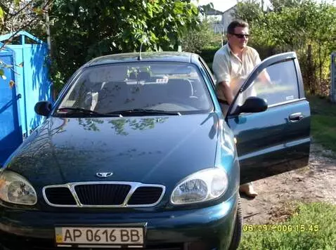 AI Video from prompt: Мужчина отходит от машыны и смотрит как ланос тр