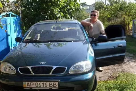 AI Video from prompt: Мужчина отходит от машыны и смотрит как ланос тр