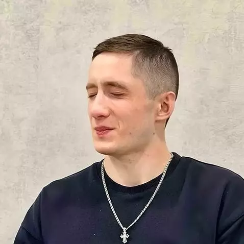 AI Video from prompt: Этот человек превращается в обортня