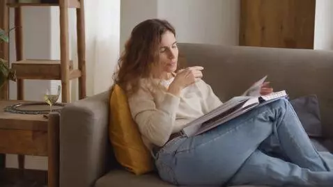 AI Video from prompt: девушка лежит на диване вид ссзади она медленно 