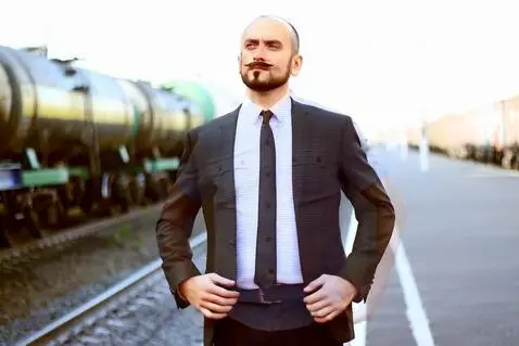 AI Video from prompt: У него отрастают усы и небольшая бородка. Затем 