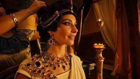 AI Video from prompt: O scenă cinematică în stil istoric, care o prezi