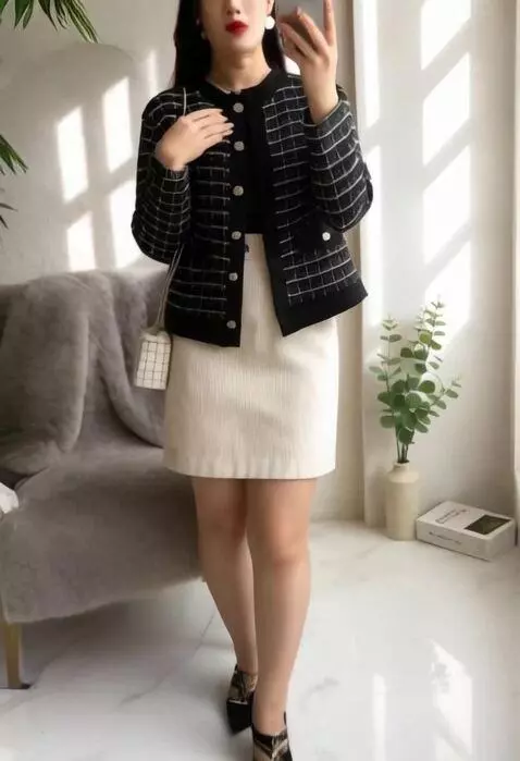 AI Video from prompt: Model tersebut mempromosikan baju yang di pakai 